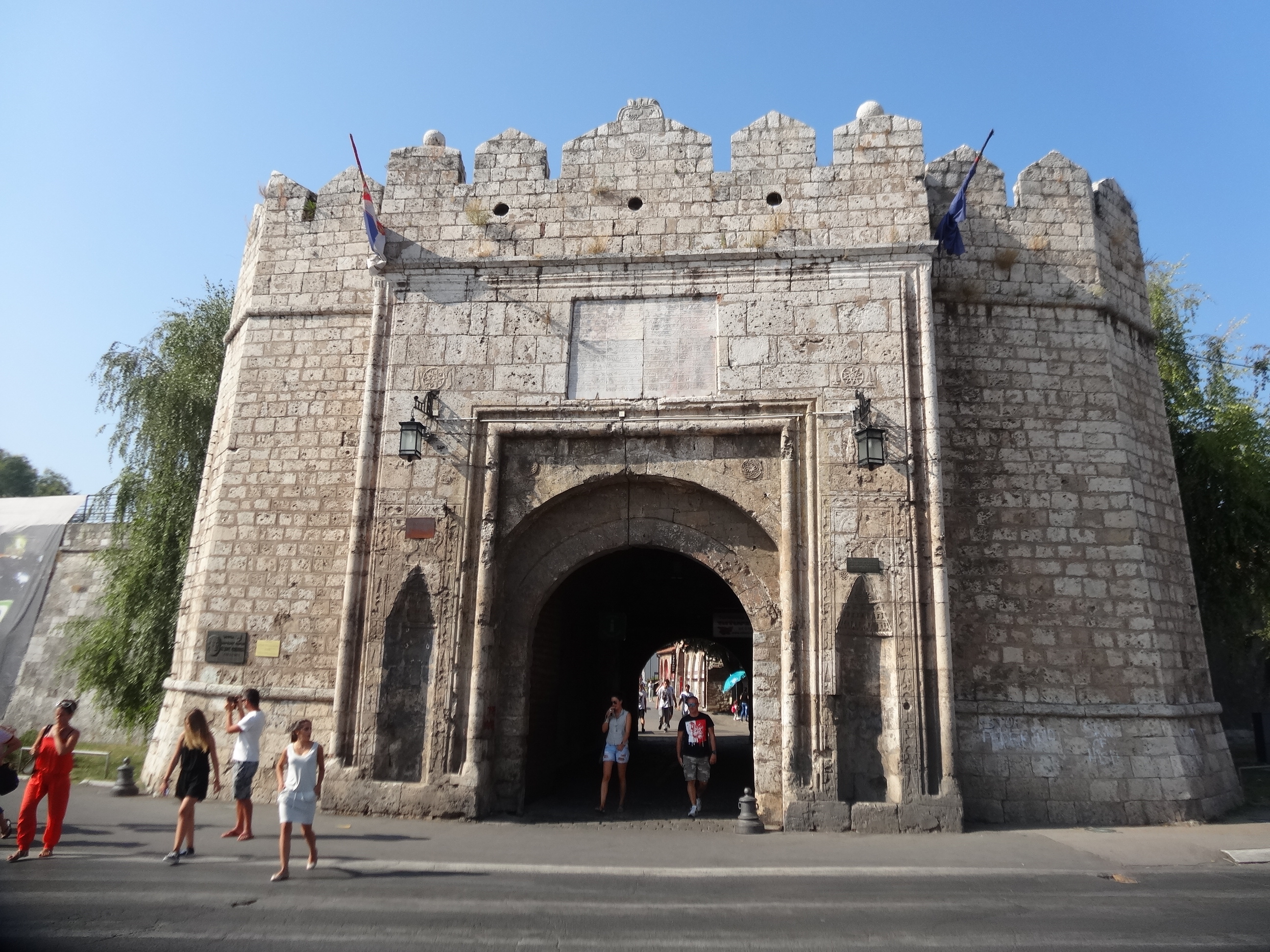 L'entrée massive de la forteresse de Nis